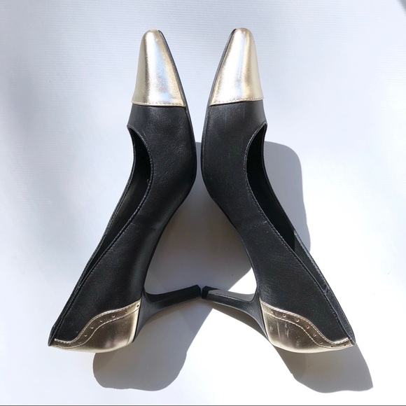 Shoes of Prey Black with Gold Toe Heels - Picture 4 of 11